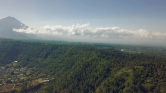 带海滩、森林青山的乡村全景鸟瞰图