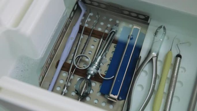 牙医手的平移镜头用医疗器械关闭盒子