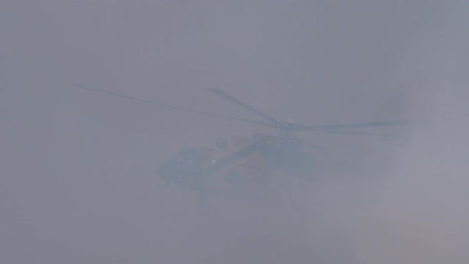 塞尔维亚军队的军用直升机Mil Mi 17 Hip消失在烟雾中