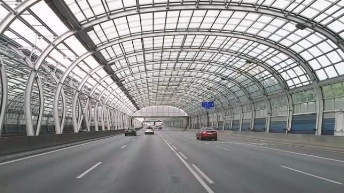 波兰。华沙。06.07.2019在拱门形式的隔音金属结构下，穿过沿波兰高速公路行驶的汽车的挡风玻璃射