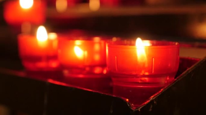 天主教祈祷红杯蜡烛在烛台慢动作