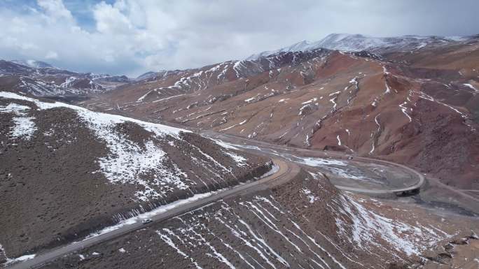 汽车盘连绵雪山航拍