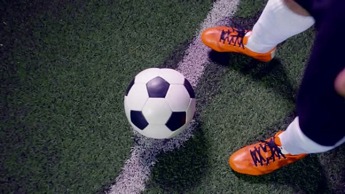 职业足球运动员的俯视图在第一个踢球之前有球，4k慢动作