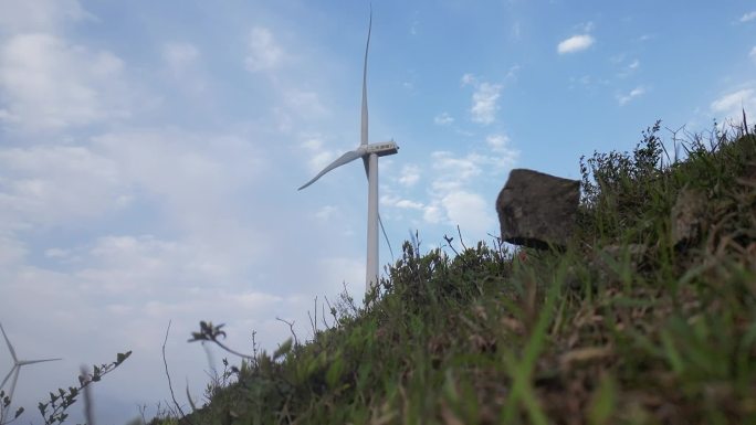 高山草旬石块滑落