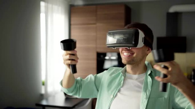 在vr眼镜中微笑的年轻人的腰部拍摄享受在家中使用手持控制器探索虚拟现实