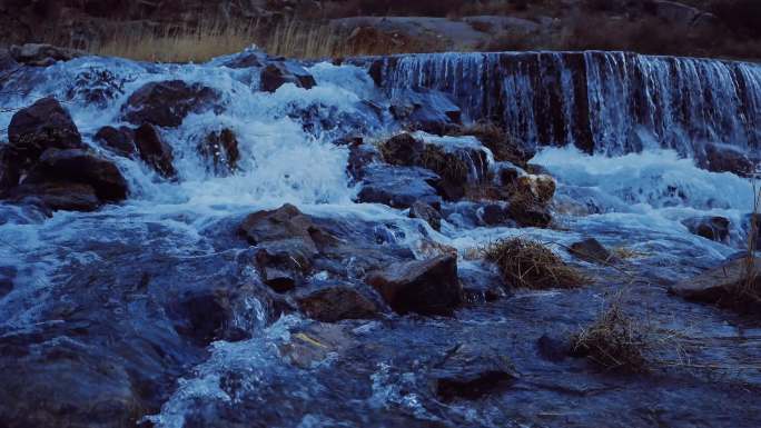 自然水流溪水小河