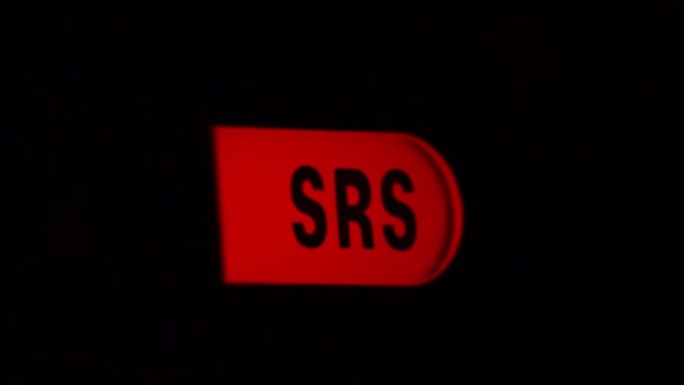 汽车仪表板上的SRS指示灯。