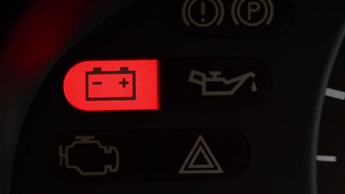 汽车仪表板上的电池警告灯