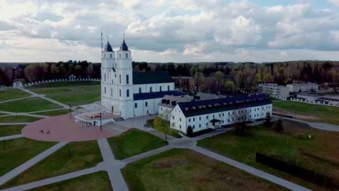 鸟瞰图拉脱维亚雄伟的阿格洛纳大教堂。白色沙托利奇教堂。