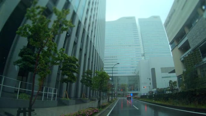 透过雨观看雨中驾驶外国都市雨天行车