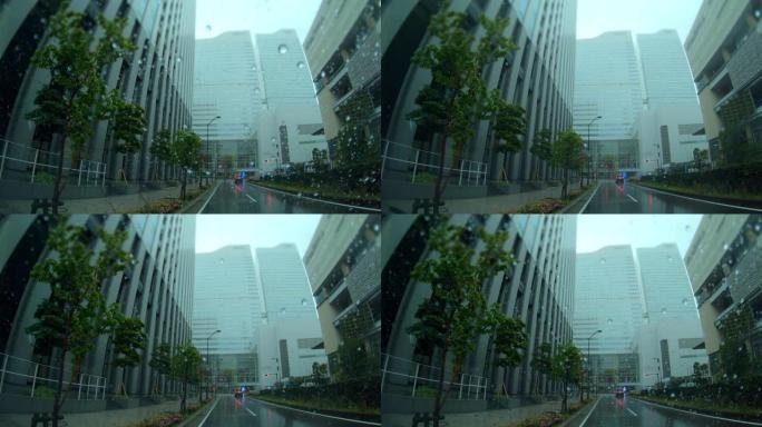 透过雨观看雨中驾驶外国都市雨天行车