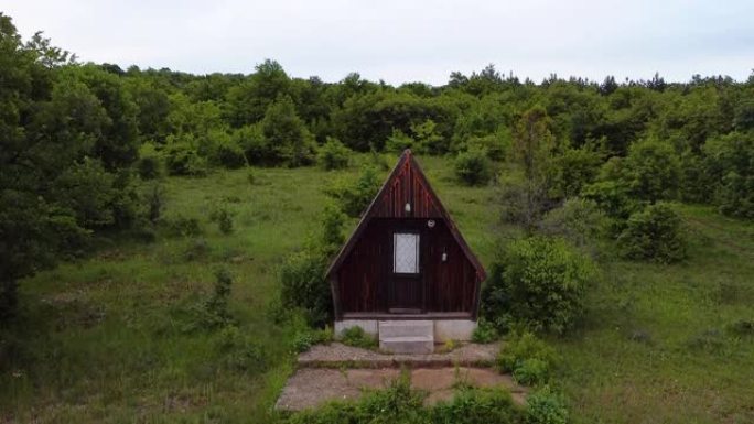 山上孤独的木制小屋。木制山房的乡村景象。空中无人机视图