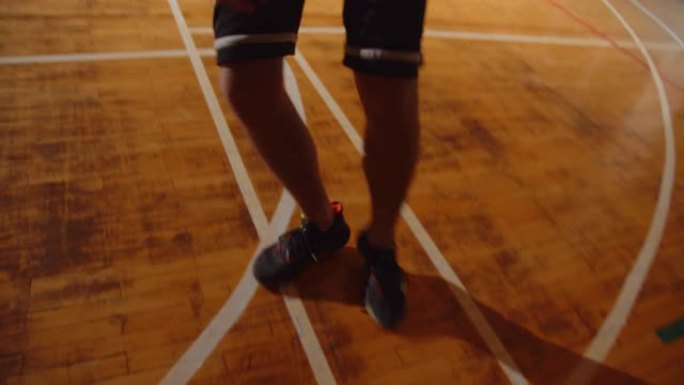 年轻的高加索篮球运动员打球将球扔进篮筐夜晚黑暗剪影后视运球特写拼花耐力