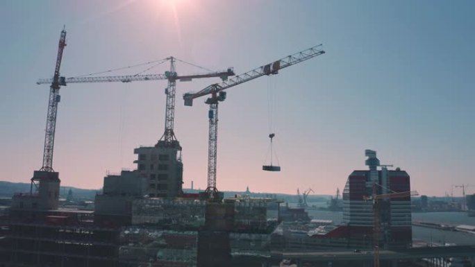 在哥德堡v ä stl ä nken g ö ta ä lv桥建造摩天大楼的起重机的鸟瞰图