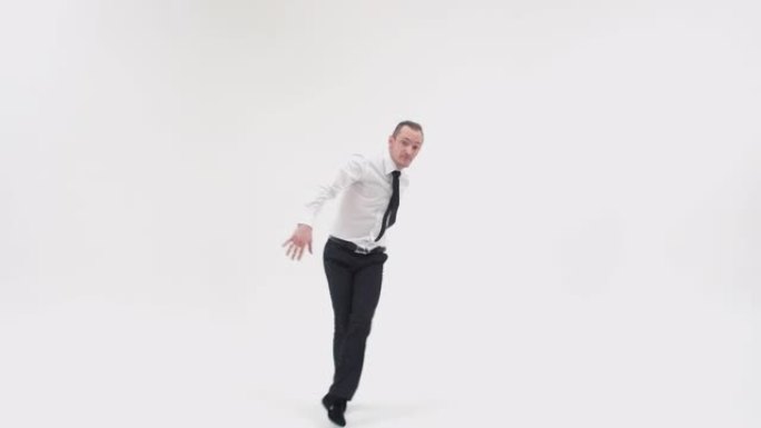 办公室职员在白色背景上跳舞休息。霹雳舞者向一侧迈出一步，张开双臂，掉头，跳起来，以莲花的姿势交叉双腿