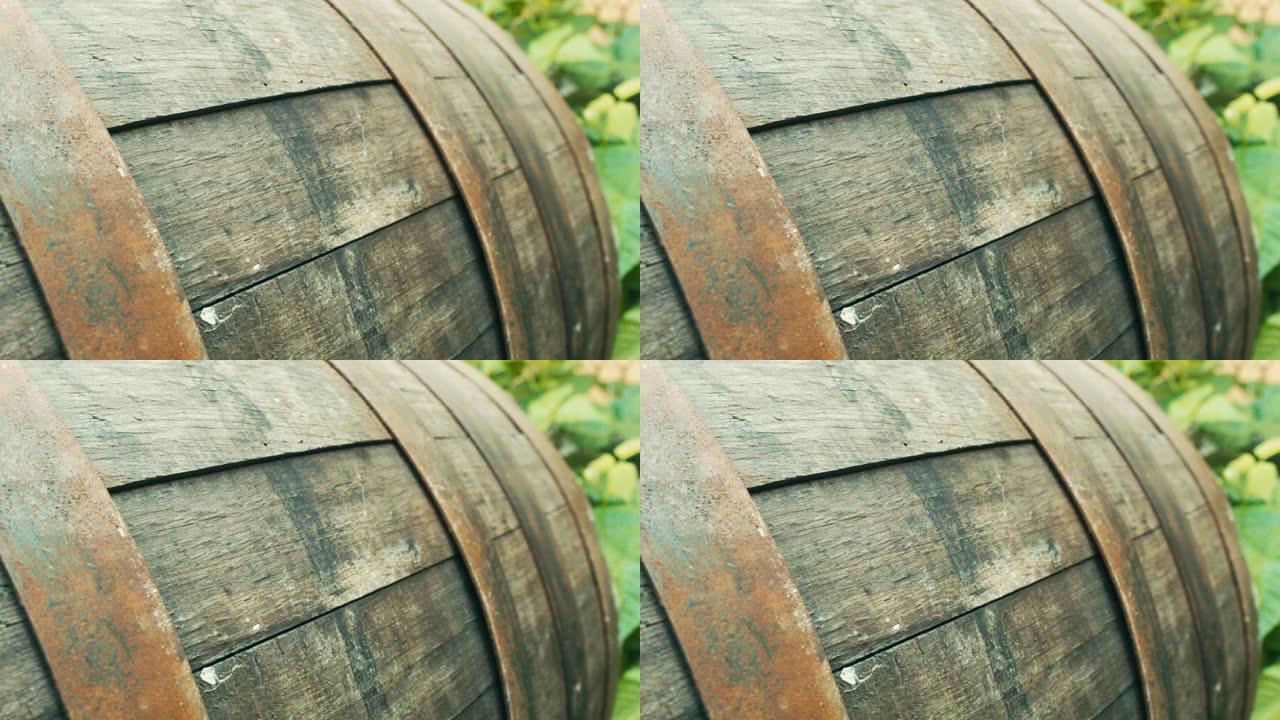 绿色模糊背景上的旧棕色酒桶细节