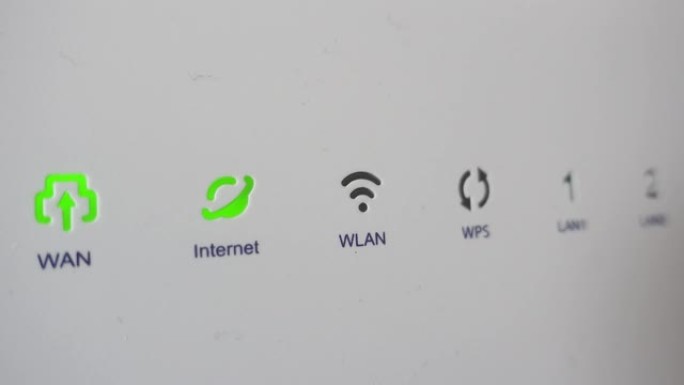 互联网调制解调器上闪烁绿色连接信号的极端特写镜头