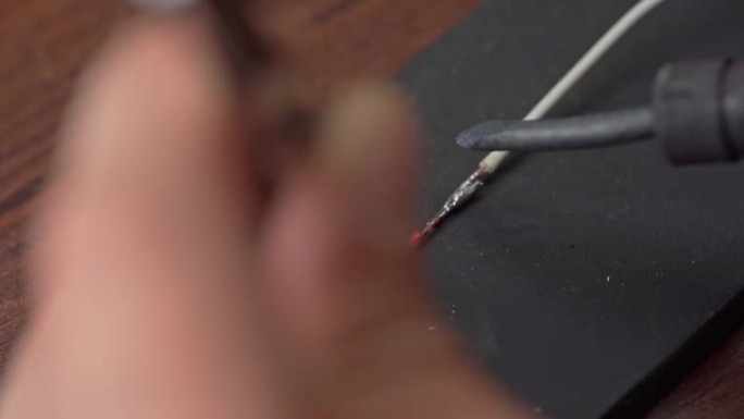 用两根线的烙铁焊接