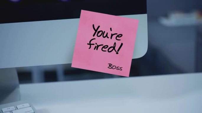 便签。你被解雇了。显示器上贴纸上的铭文。金融危机，商业崩溃。解雇。