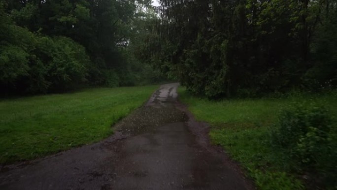 下雨的人行道