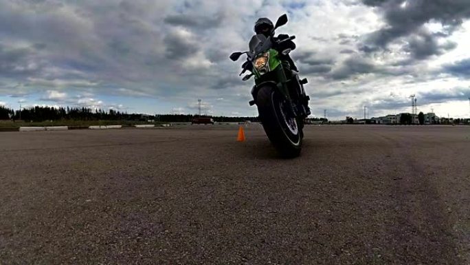 骑手骑着摩托车慢慢绕过相机