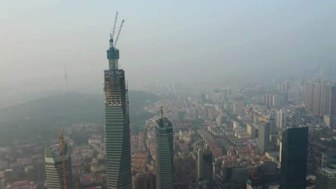 日落时间青岛市市中心摩天大楼建设顶部空中全景4k中国