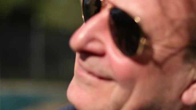 祖父戴着墨镜享受退休生活。外面的高级男子在阳光下放松