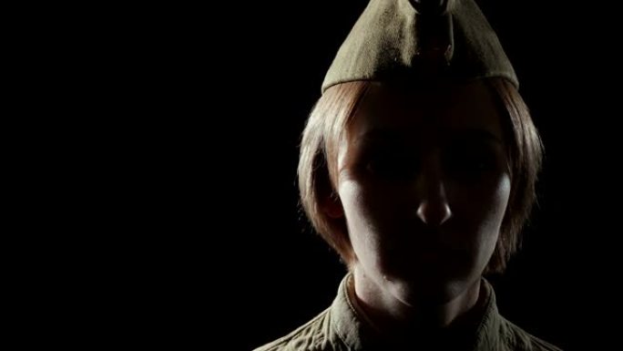一名身着红军制服的女子在阴影下的视频