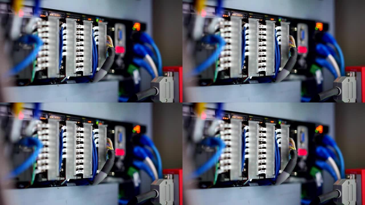 自动化机器控制箱中PLC I/O模块上的信号电缆标记视图。