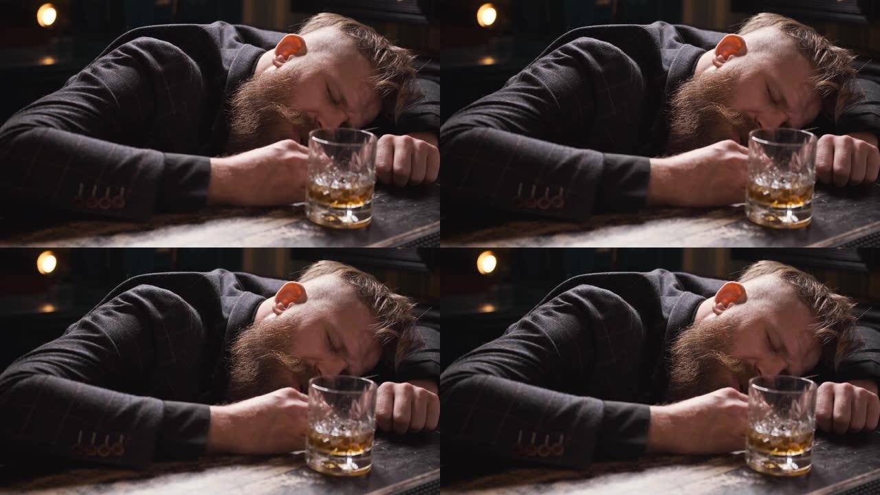 醉汉在酒吧喝杯威士忌睡着了