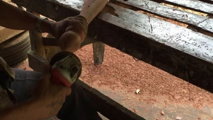 木匠使用带抛光扩展器的电动研磨机抛光木材