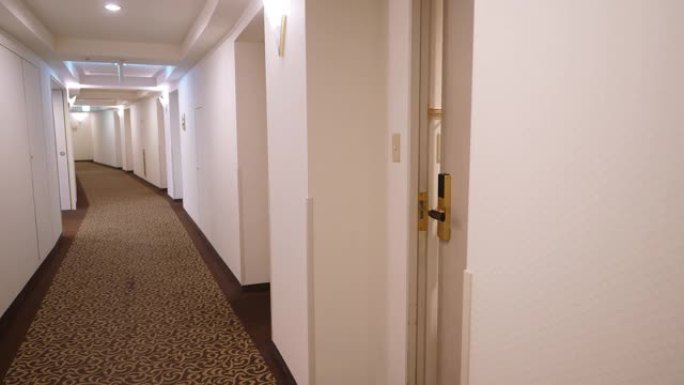 酒店通道透视，房间门由机械致动器慢慢关闭
