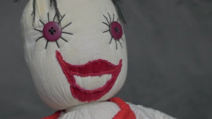 棉和天鹅绒面料制成的微笑娃娃缓慢平移4K