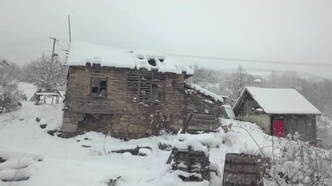 雪地里的小小屋