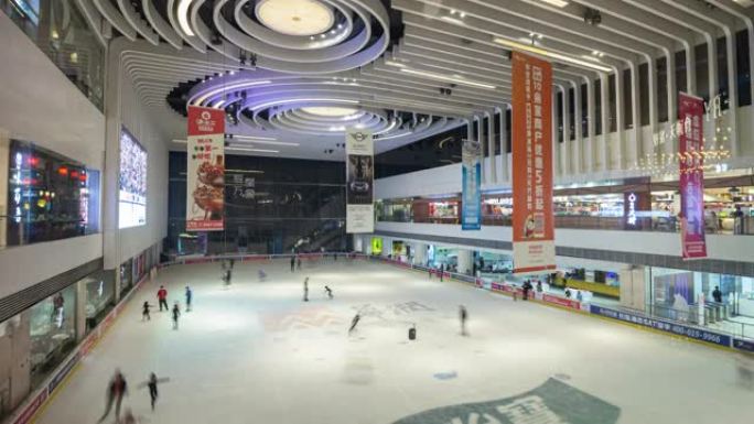 著名的青岛市拥挤的购物中心溜冰场延时全景4k中国