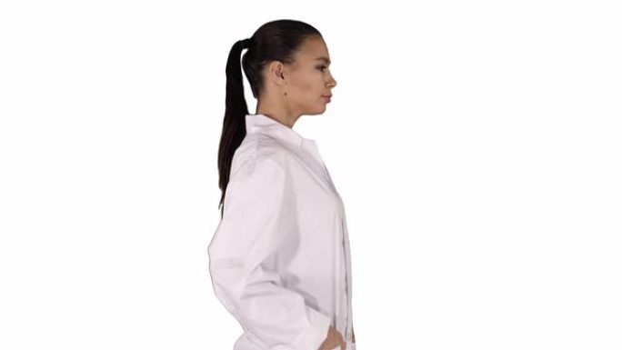 穿着白色礼服外套制服的年轻女药剂师走在白色背景上