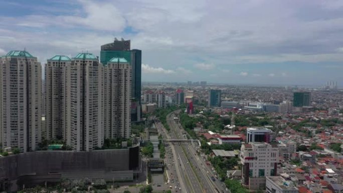 阳光灿烂的一天雅加达市区繁忙的交通道路空中全景4k印度尼西亚