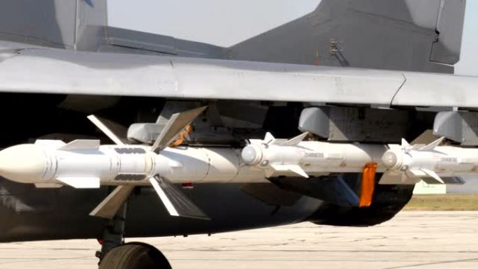 现代俄罗斯空对空导弹安装在一架战斗机的机翼下
