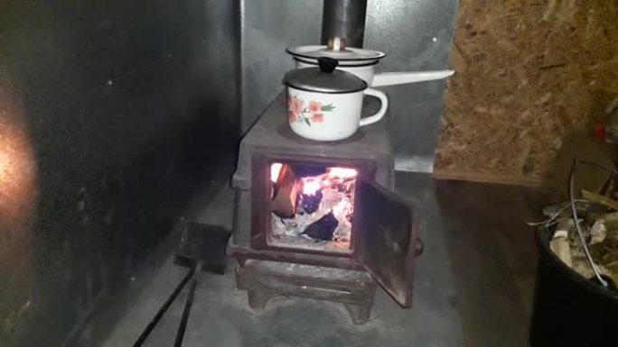 点燃一个固体燃料炉，乡间别墅里的木头
