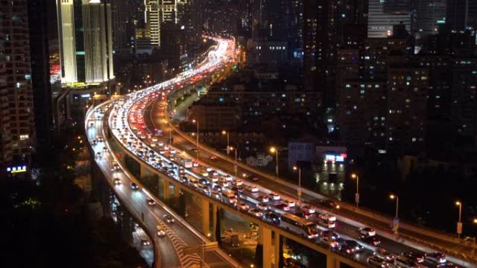 HA女士拥挤的高架道路和夜间繁忙的交通/中国上海