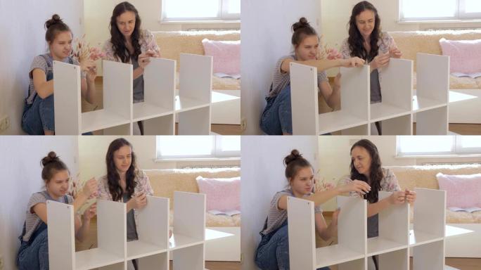 一位母亲和一个十几岁的女儿一起在公寓房间里组装家具。