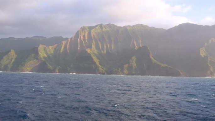 Na Pali海岸州立公园是夏威夷州立公园，位于最古老的夏威夷岛考艾岛西北侧。它被吹捧为地球上最美丽