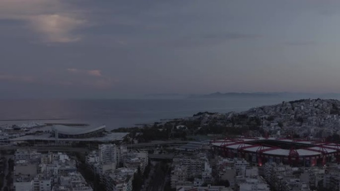 空中原始镜头-雅典-黄昏时在比雷埃夫斯-皮雷亚斯的城市和港口上空飞行