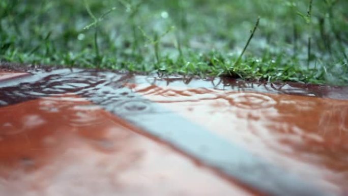 雨季雨滴落在地面上