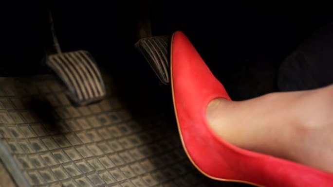 4K.穿红色高跟鞋的女人踩汽车踏板