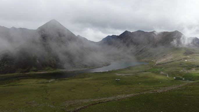 高原牧场云雾湖泊