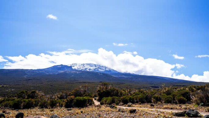 乞力马扎罗山的乌呼鲁峰(5895米，非洲最高峰)与基博的延时视图