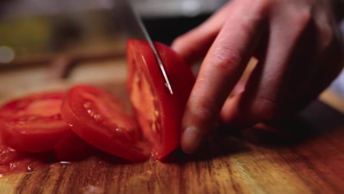 用小刀在木板上切番茄。