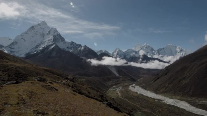 Pumori山和喜马拉雅山脉。徒步前往珠穆朗玛峰大本营。