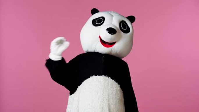 穿着熊猫熊服装的人挥舞着粉红色的手